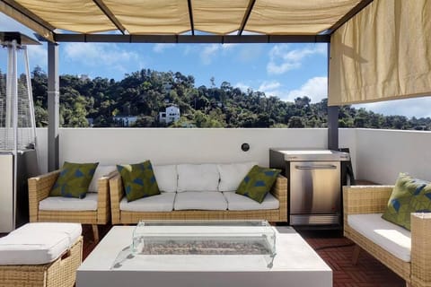 Luxury hilltop retreat, majestic views and hot tub House in Echo Park
