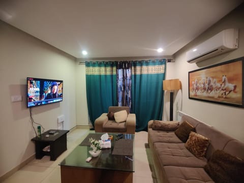 Communal lounge/ TV room, TV and multimedia, Living room, Seating area, Evening entertainment