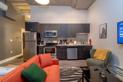McCormick Place Studio that sleeps up to 4 guests with Optional parking and Gym access Apartment in South Loop