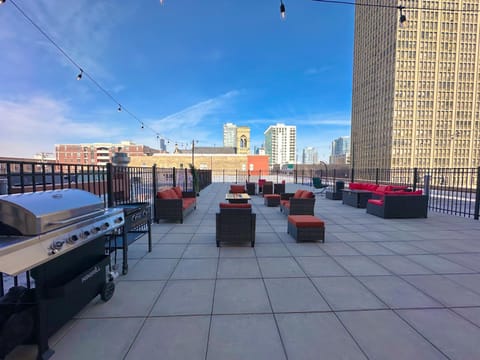 McCormick 2Br/2Ba for up to 6 guests with Skyline view, Optional Parking & Gym access Condo in South Loop