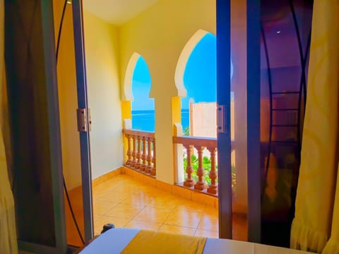 Property building, View (from property/room), Balcony/Terrace, Balcony/Terrace, Sea view, Sea view, Swimming pool, Sunrise, Sunset