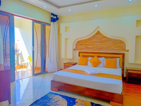 Shower, Property building, Bed, Photo of the whole room, Bedroom, Swimming pool, Open Air Bath, wardrobe, air conditioner, air conditioner