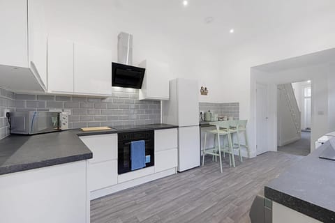 Cozy Home in Avenue Terrace, Sleeps 8 Apartment in Sunderland