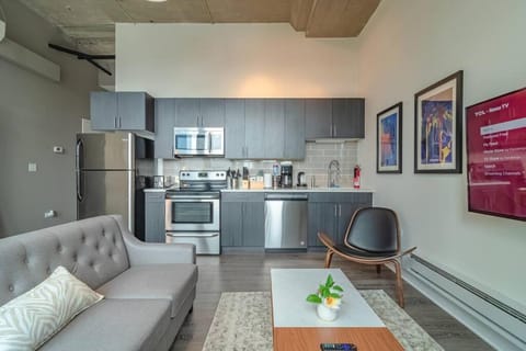 McCormick Place Studio that sleeps up to 4 with Optional Parking & Gym access Apartment in South Loop