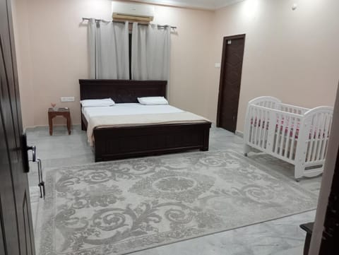 2-Bedroom Elegant and Spacious AC Apartment only for families, Prime Location, Just 100m from Main Road! Condo in Hyderabad