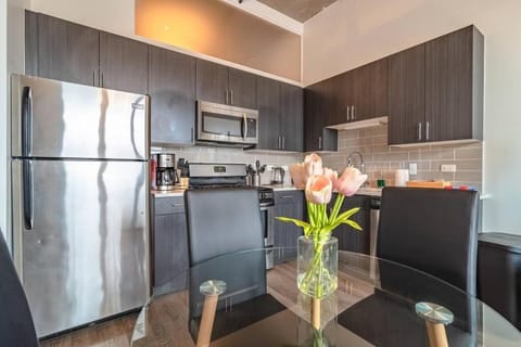 McCormick 2Br/2Ba family unit for up to 6 guests with Skyline view, Optional Parking & Gym access Eigentumswohnung in South Loop