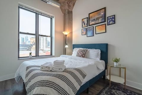 McCormick 2Br/2Ba family unit for up to 6 guests with Skyline view, Optional Parking & Gym access Condo in South Loop