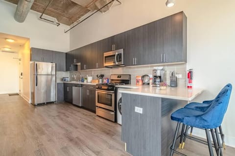 McCormick 3Br/2Ba Corner Oasis for up to 8 guests with Optional Parking & Gym access Condo in South Loop