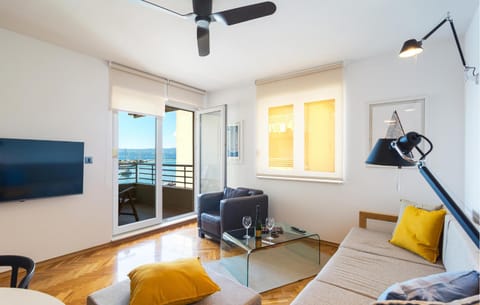 3 Bedroom Awesome Apartment In Omis Eigentumswohnung in Omiš bus station