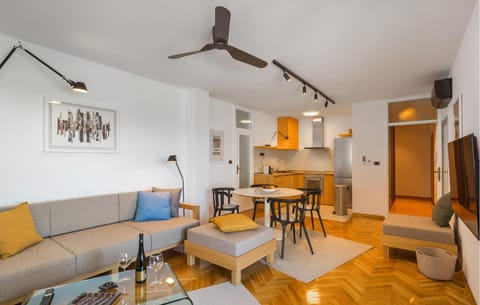 3 Bedroom Awesome Apartment In Omis Condominio in Omiš bus station