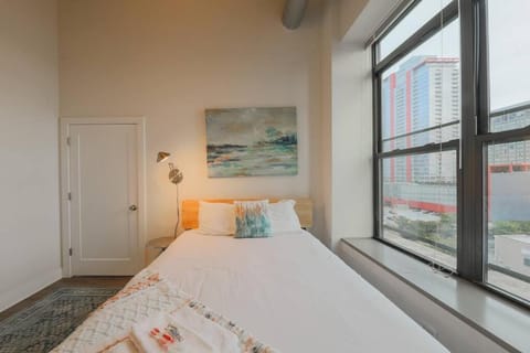 McCormick 2Br and 2Ba family unit for up to 8 guests with Optional Parking & Gym access Apartment in South Loop