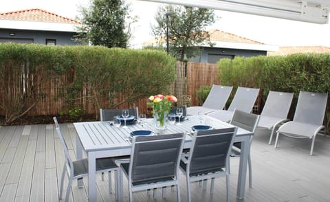 Patio, Dining area, Garden view