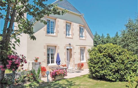 Gorgeous Home In Saint Jean-trolimon With Kitchen Casa in Plomeur