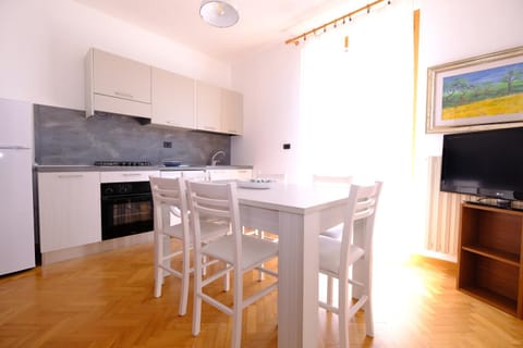 TV and multimedia, Kitchen or kitchenette, Dining area, pet friendly, stove