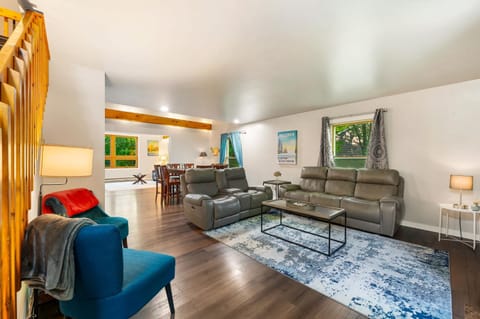 Living room, Dining area, Mountain view