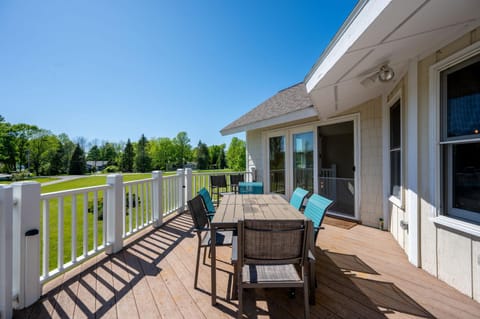 The Goat and Cherry - HOT TUB! 1 mile to Sister Bay, Fire Pit, Dogs Welcome! House in Door County