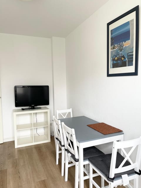 2-Schlafzimmer-Wohnung mit Parkplatz-Balkon-Küche- Garten, Nahe DUS Airport, Messe Apartment in Duisburg