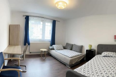 2-Schlafzimmer-Wohnung mit Parkplatz-Balkon-Küche- Garten, Nahe DUS Airport, Messe Apartment in Duisburg