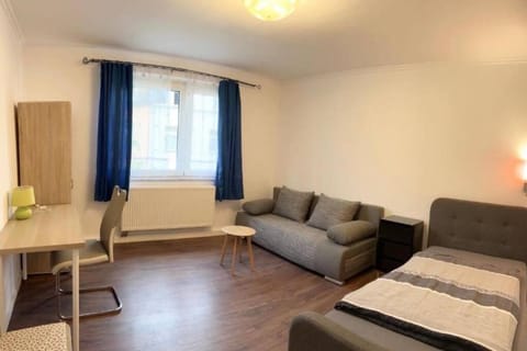 2-Schlafzimmer-Wohnung mit Parkplatz-Balkon-Küche- Garten, Nahe DUS Airport, Messe Apartment in Duisburg