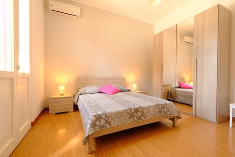 Bed, Photo of the whole room, Bedroom, wardrobe, air conditioner