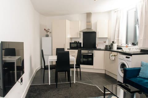 Bright and Stylish - 2 Bedroom Apartment - Free Parking, Transit links, Close to Stadiums Apartment in Salford