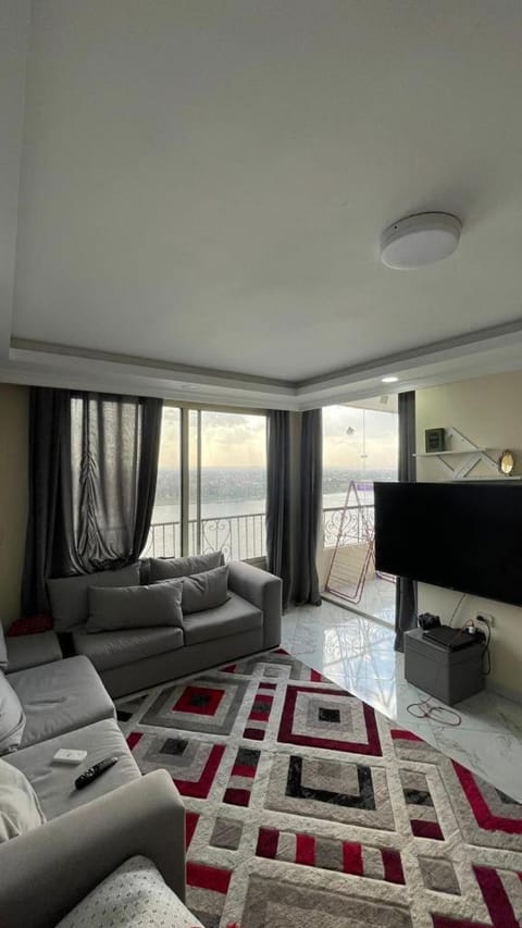 Charming sunset, Panoramic Nile view& pyramid view Apartment in Cairo Governorate