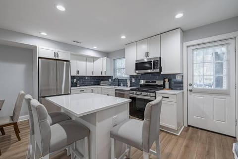 Modern LUX 3BR Updated Townhome w/ Parking House in District of Columbia