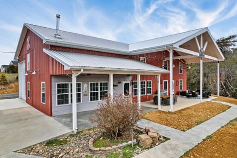 Big Red Barn Haus in Douglas Lake