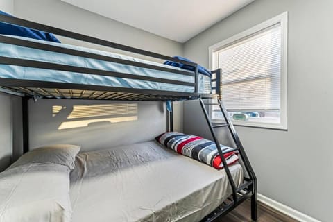 Bedroom, bunk bed