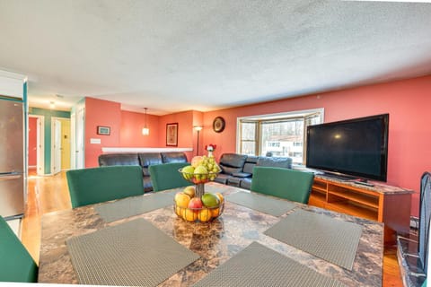 Pet-Friendly Merrimack Home with Grill 8 Mi to Mall Casa in Manchester