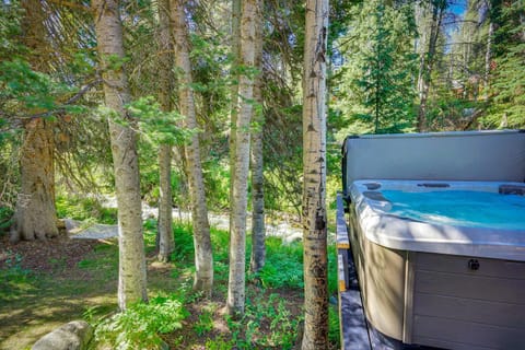 Solitude Mountain Cabin Creek-Side View and Hot Tub House in Wasatch County