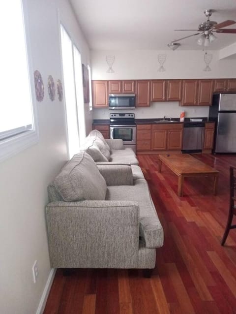 Kitchen or kitchenette, Living room, Seating area, fireplace, minibar, pet friendly, stove