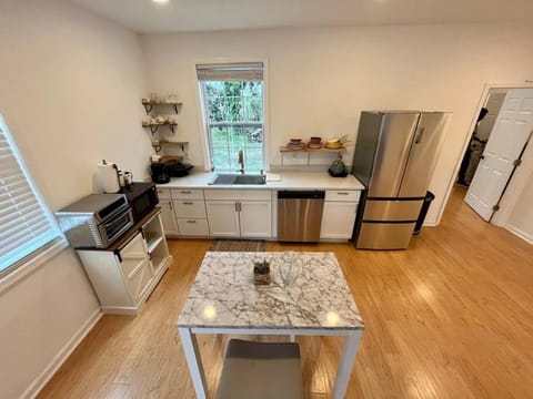 Spacious 2BD with King BED. Minutes to DC Condominio in Lincolnia