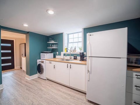 Kitchen or kitchenette, minibar, pet friendly, stove