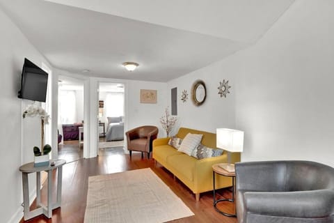 Spacious Open Flat By The Park & Metro Apartment in Philadelphia