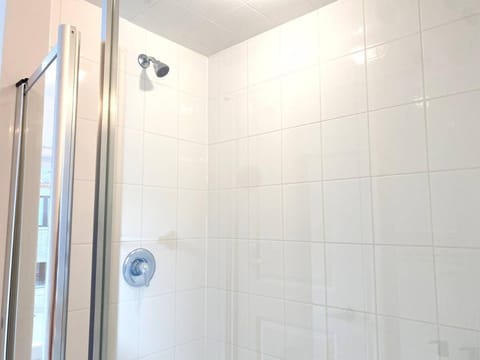 Dockside Luxury Living Bedroom Bathroom Alquiler vacacional in Oshawa