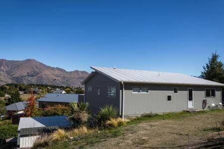 Wanaka 'Mount Iron Edge' with Mountain Views House in Wanaka