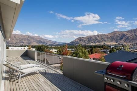 Wanaka 'Mount Iron Edge' with Mountain Views House in Wanaka