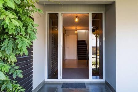 Mount Iron 'The Big House' 2 kitchens 2 living House in Wanaka