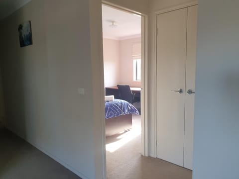 Private room with shared bathroom in Point Cook Location de vacances in Werribee South