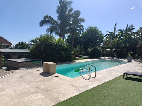 Villa Ô Pieds Nus 180m2 4 chambres piscine jardin tropical parking privé Villa in Saint-Leu