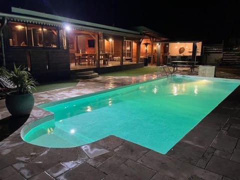 Villa Ô Pieds Nus 180m2 4 chambres piscine jardin tropical parking privé Villa in Saint-Leu