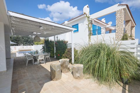 Garden, Seating area, Swimming pool