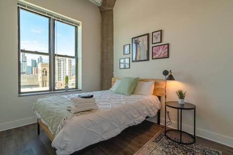 McCormick 2Br/2Ba family unit for up to 6 guests with Skyline view, Optional Parking and Gym access Condo in South Loop
