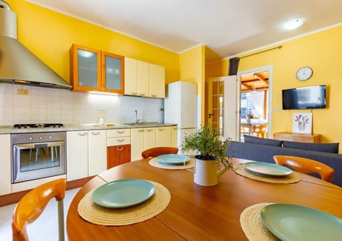 Kitchen or kitchenette, Dining area, kitchen