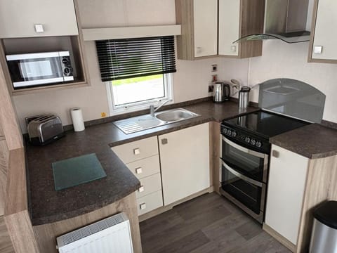 Lovely Caravan At Hoburne Bashley, New Forest District! Ref 97166s Campground/ 
RV Resort in New Milton