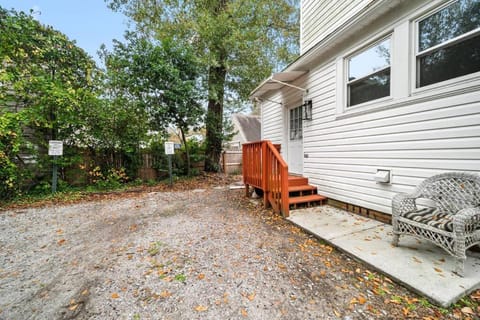 Bungalow in the Heart of Heathwood Apartment in Columbia