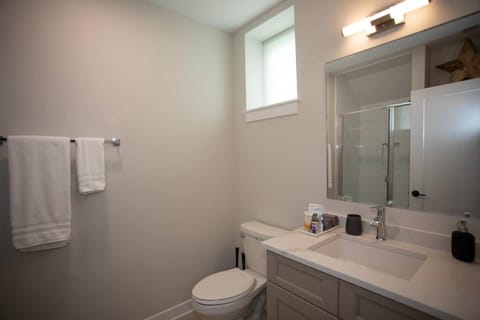New Townhome Near Downtown-King Bed/Workstation Condominio in Naperville