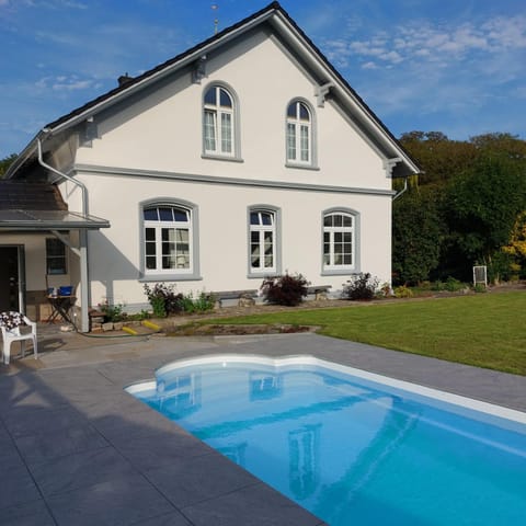 Property building, Day, Garden, Garden view, Pool view, Swimming pool