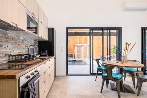 Kitchen or kitchenette, Dining area